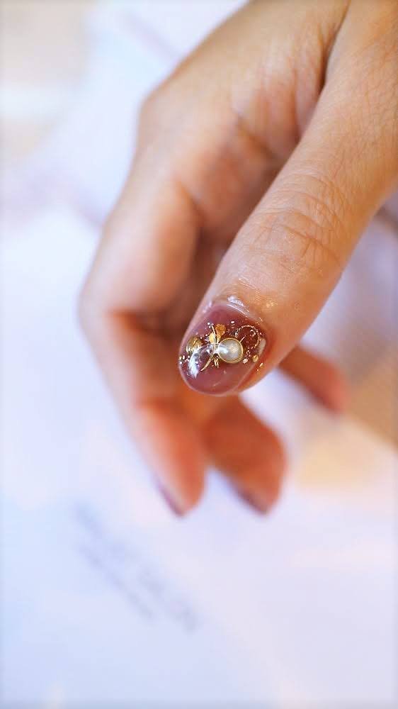 ネイリストになりたい方向け】ネイルデザインを作る時親指にメインの